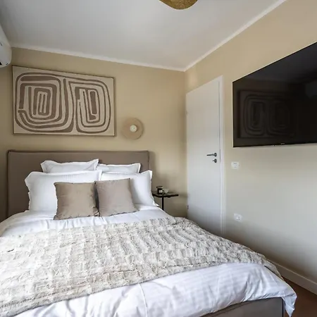 Views! Of The Palaces, 2br Stunner