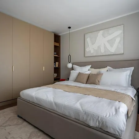 Views! Of The Palaces, 2br Stunner Apartament