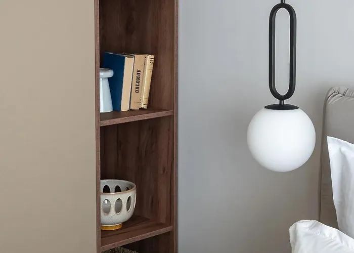 Views! Of The Palaces, 2br Stunner