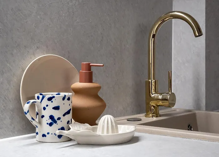 Views! Of The Palaces, 2br Stunner