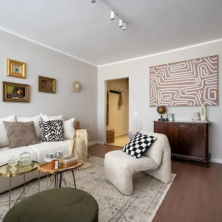 Views! Of The Palaces, 2br Stunner Bucarest