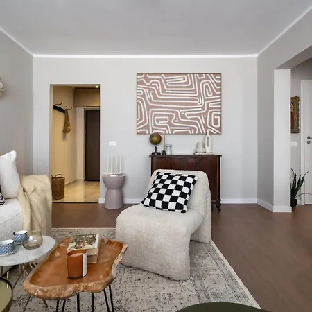 Views! Of The Palaces, 2br Stunner