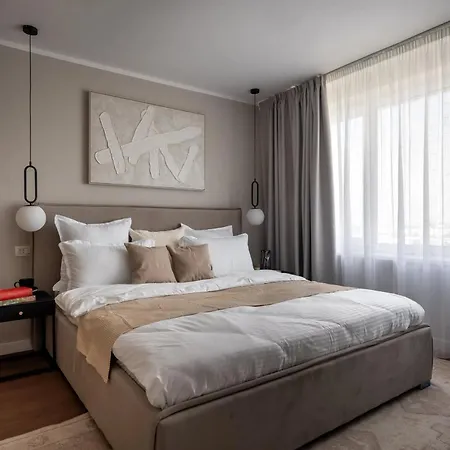 Views! Of The Palaces, 2br Stunner