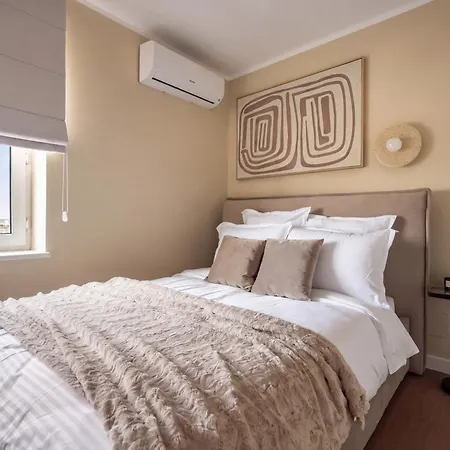 Views! Of The Palaces, 2br Stunner