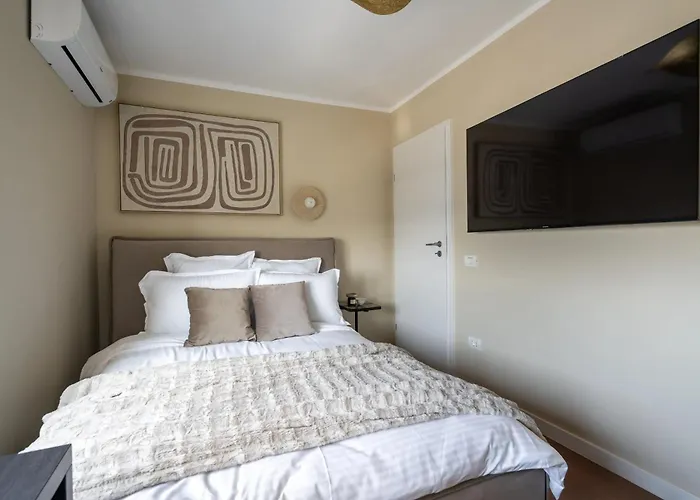 Views! Of The Palaces, 2br Stunner