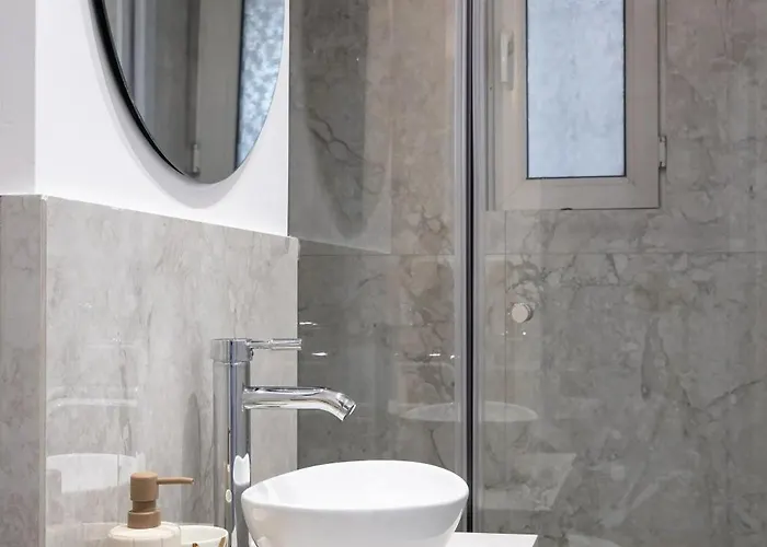 Views! Of The Palaces, 2br Stunner