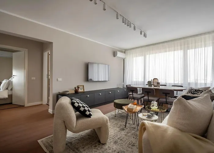 Views! Of The Palaces, 2br Stunner Bukarest