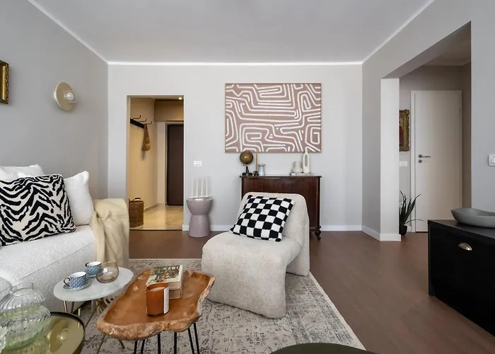 Views! Of The Palaces, 2br Stunner