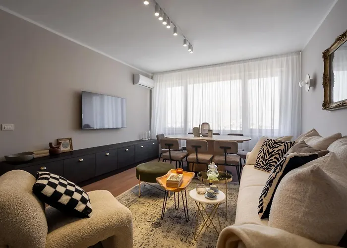 Views! Of The Palaces, 2br Stunner ブカレスト