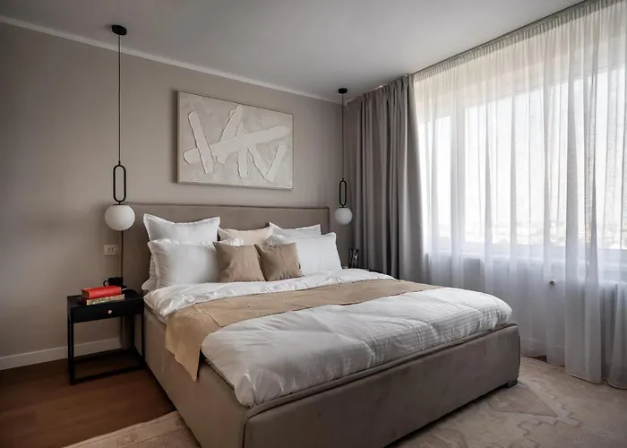 Views! Of The Palaces, 2br Stunner