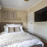 Views! Of The Palaces, 2br Stunner