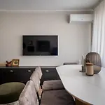 Views! Of The Palaces, 2br Stunner *