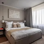 Views! Of The Palaces, 2br Stunner