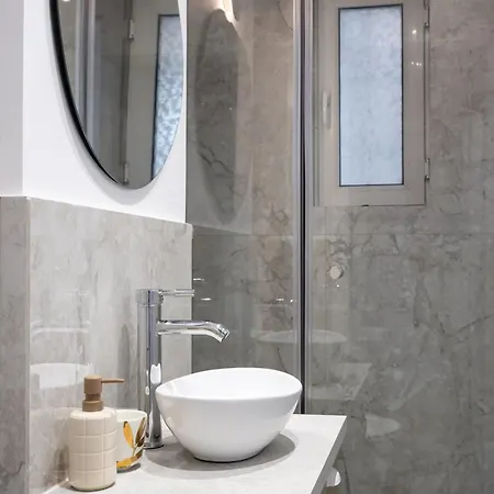 Views! Of The Palaces, 2br Stunner