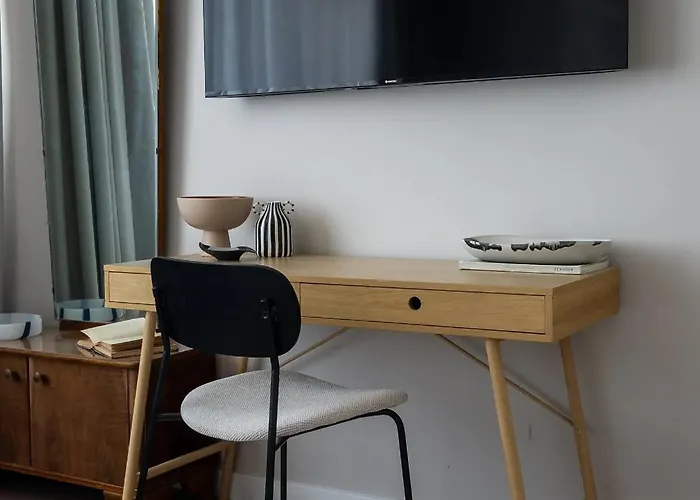 Views! Of The Palaces, 2br Stunner