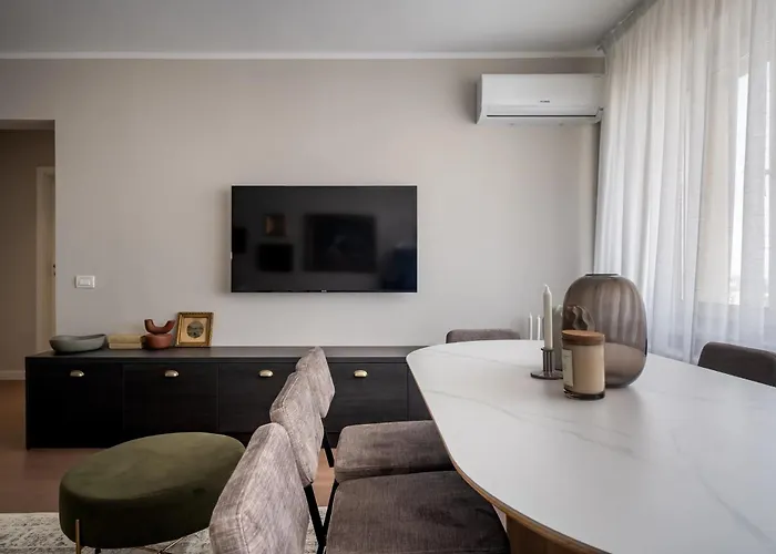 Views! Of The Palaces, 2br Stunner *